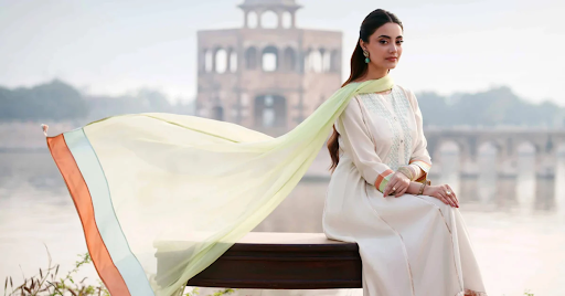 Why Buy Pakistani Clothes Online UK Instead of High Street?