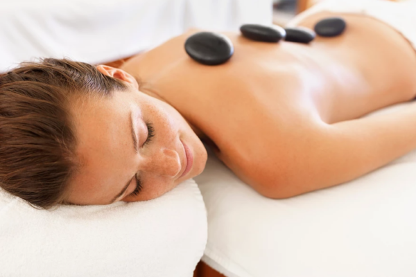 Steenmassagetherapie voor vrouwen