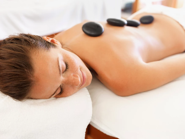 Steenmassagetherapie voor vrouwen